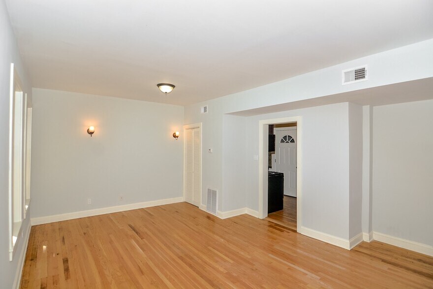 Building Photo - 4110 N Ashland Ave