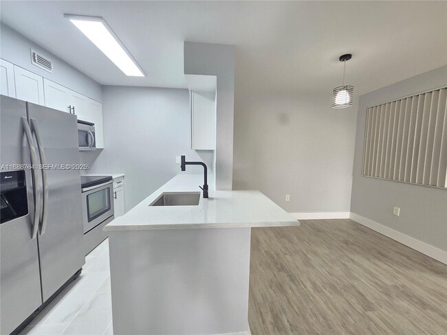 Building Photo - 2831 N Oakland Forest Dr