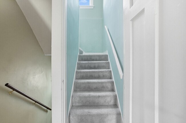 Building Photo - 6 Bed/3 Bath Remodeled Hyde Park Home w/Ce...