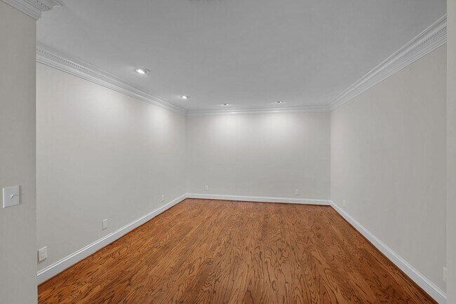 Building Photo - Newly Renovated Condo in The Westende with...