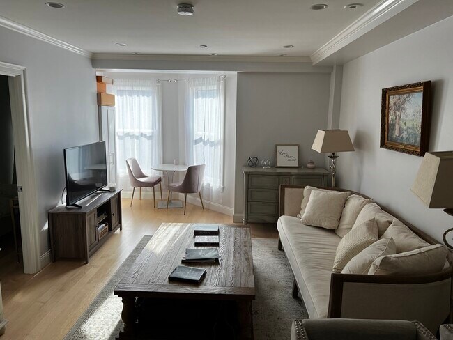 Building Photo - 296 Beacon St