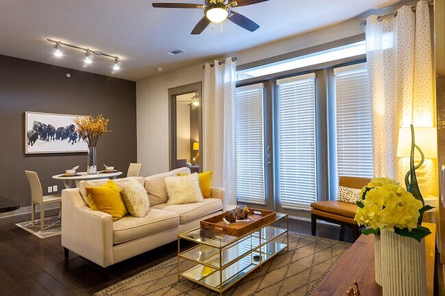 Building Photo - Downtown Steal: Up to 6 Weeks FREE Rent!