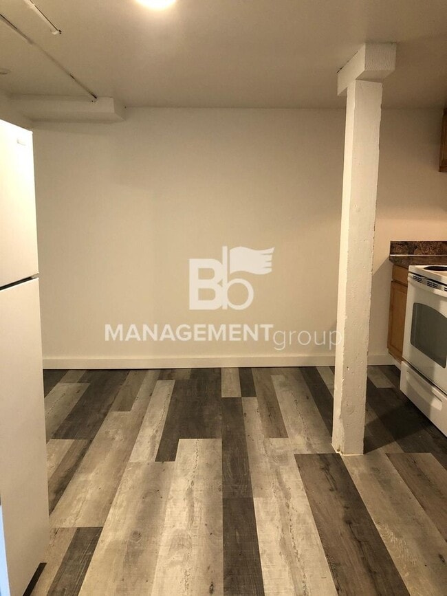 Building Photo - Updated SE Portland Basement Studio Apartm...