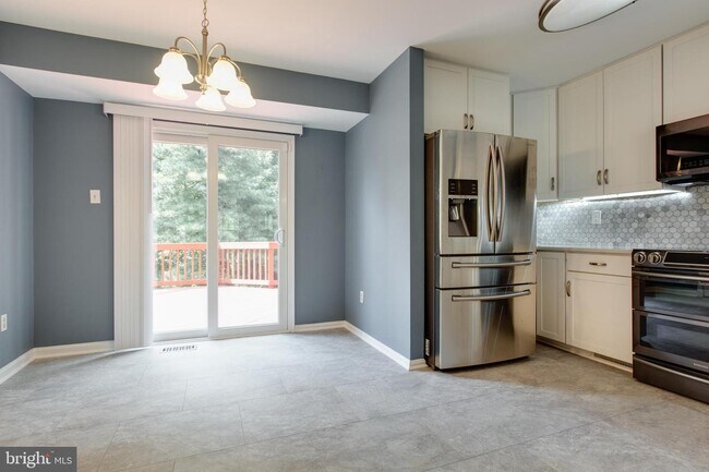 Building Photo - 6213 Stratford Ct