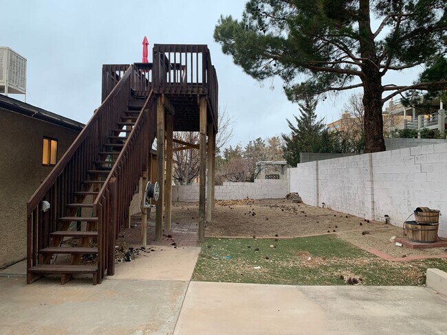 Building Photo - 812 Oro Real NE