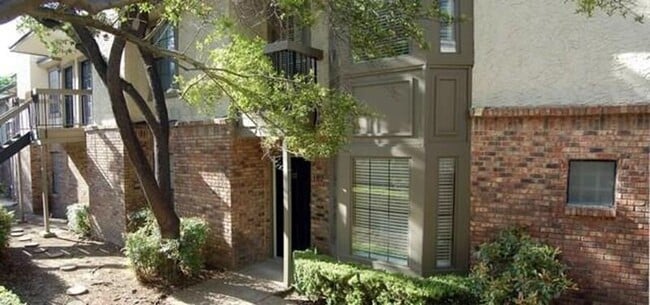 Building Photo - 8750 Park Ln