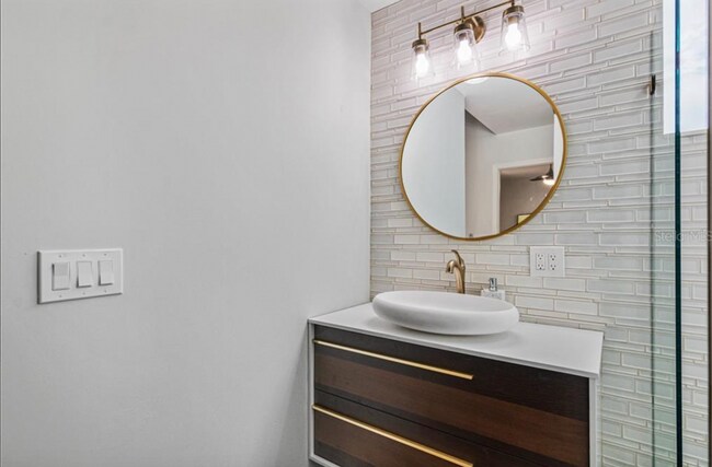 Building Photo - 1208 E Hamilton Ave