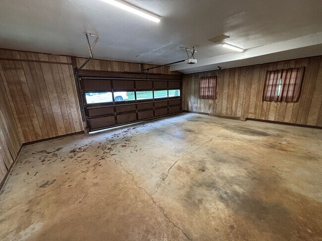 Building Photo - Space, Privacy & Flexibility – All in One Stunning Property