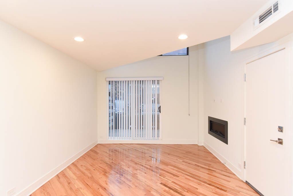 Building Photo - 949 W Grace St