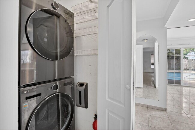 Building Photo - 5514 SW 44th Terrace