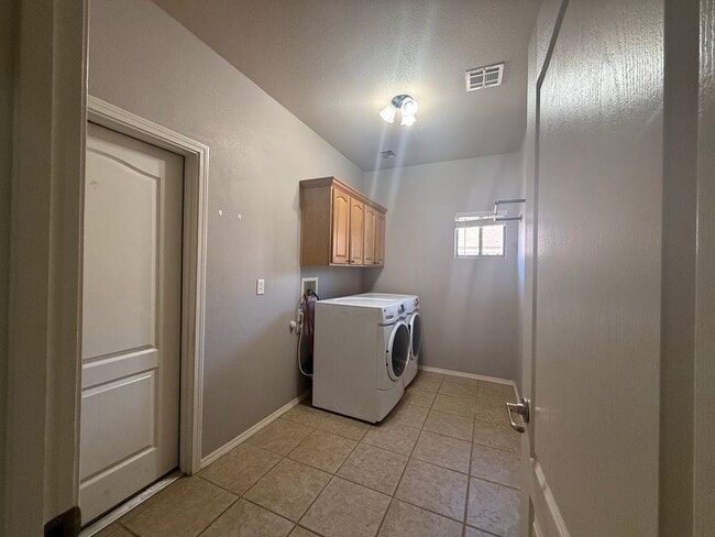 Building Photo - 917 Playa Azul St