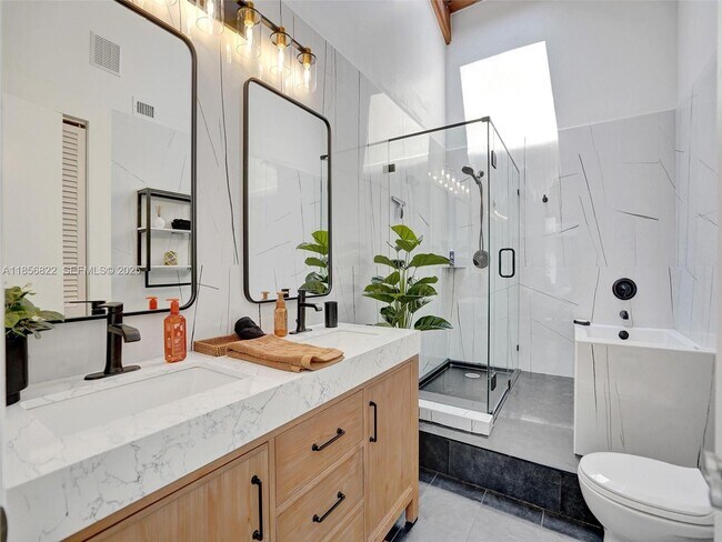 Building Photo - 2667 Parkview Dr S