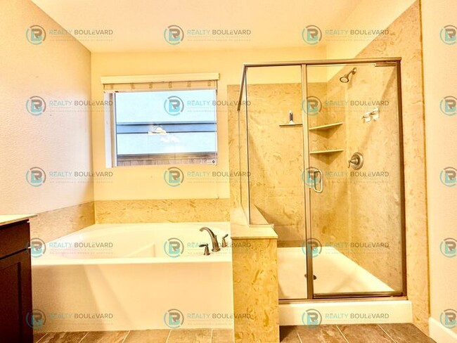 Building Photo - 1/2 Month Free! Spacious 4-Bedroom Gem in ...