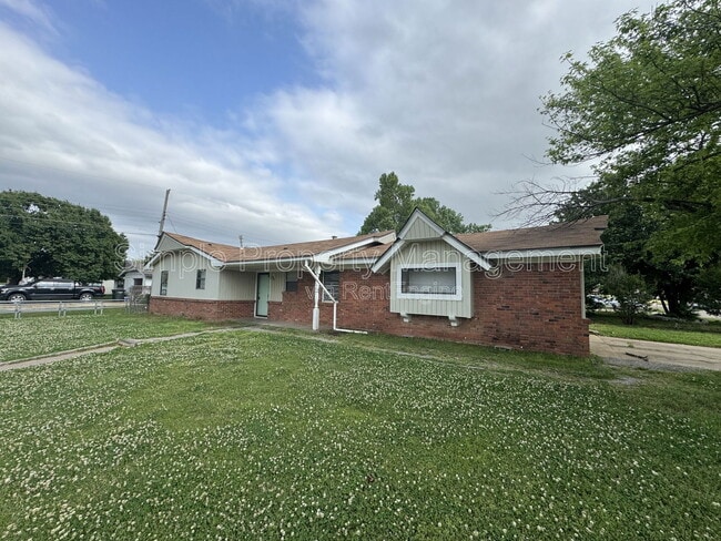 Building Photo - 1400 Brookdale Dr