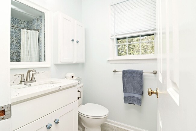 Building Photo - Beautiful Greenbrier Heights Home With Fen...