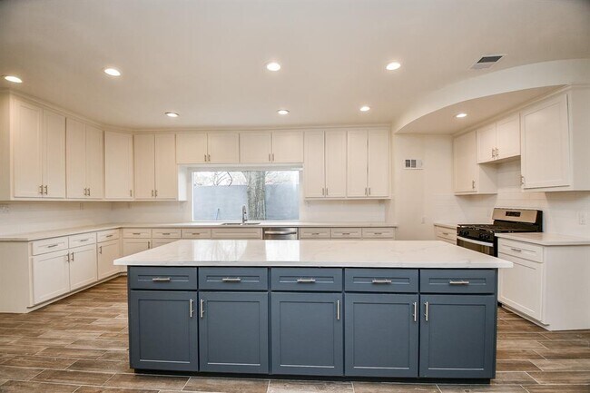 Building Photo - 8115 Fondren Lake Dr