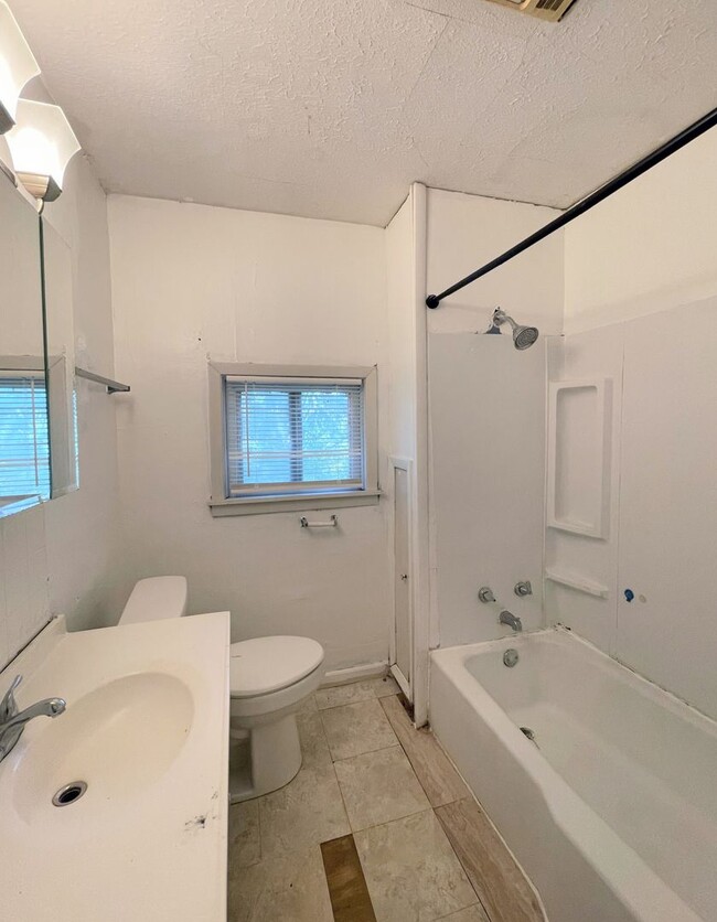 Building Photo - 3 Bed 1.5 Bath