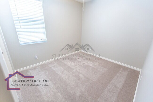 Building Photo - 15243 W Latham St