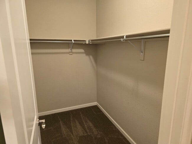 Building Photo - Townhome with great access to shopping, restauraunts and more!