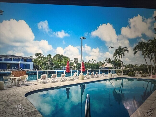 Building Photo - 9800 W Bay Harbor Dr