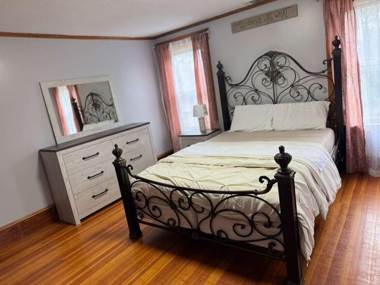 Building Photo - 2 Brook St