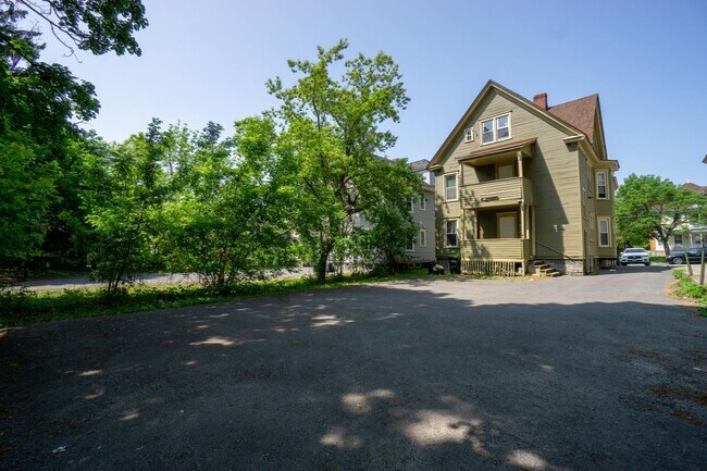Building Photo - 833 Sumner Ave