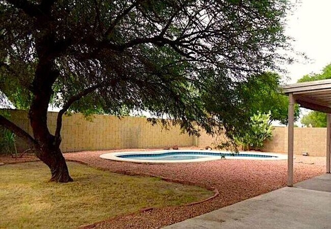 Building Photo - Lovely 4-bedroom, 2-bathroom home located ...