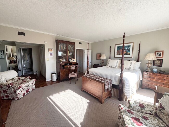 Building Photo - Luxury Living at its Finest!