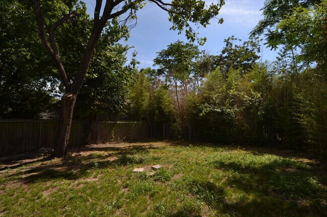 Building Photo - 2/1 House in Hip East Austin!