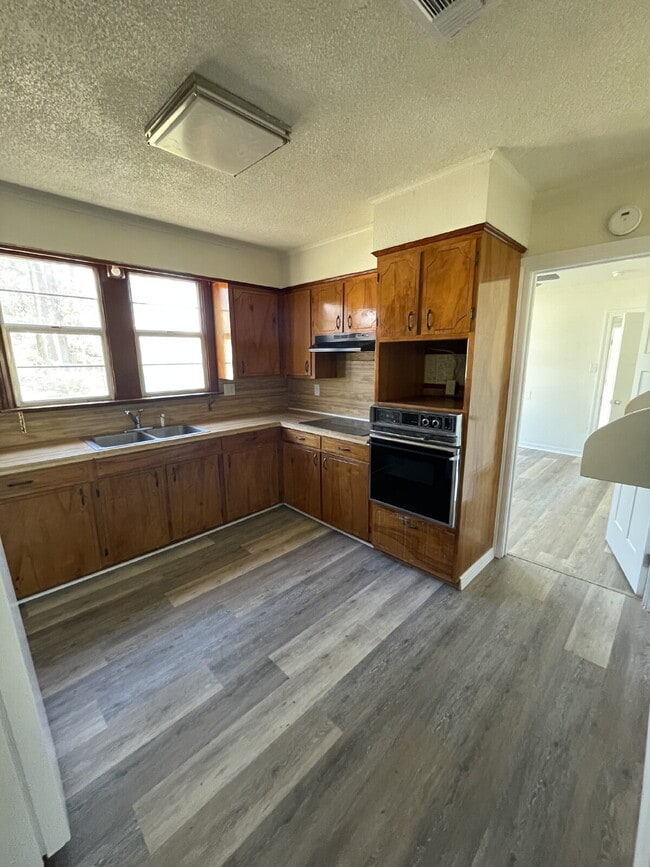 Building Photo - 3 bedroom, 1 bath home.