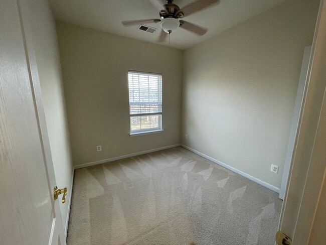 Building Photo - Stunning Light-Filled 3 Bed 2/2 Bath Townhome In Sought After Brambleton