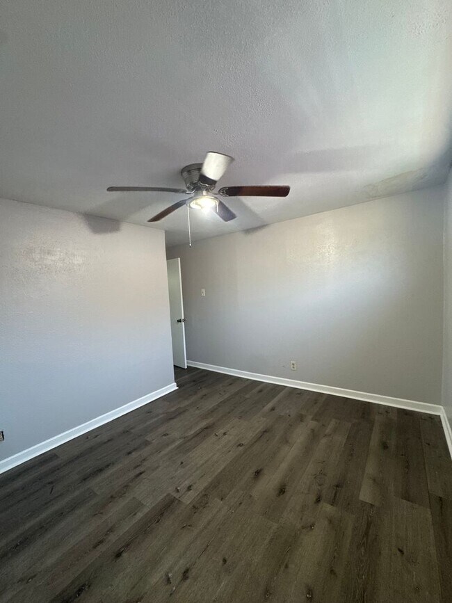 Building Photo - Charming Updated Duplex