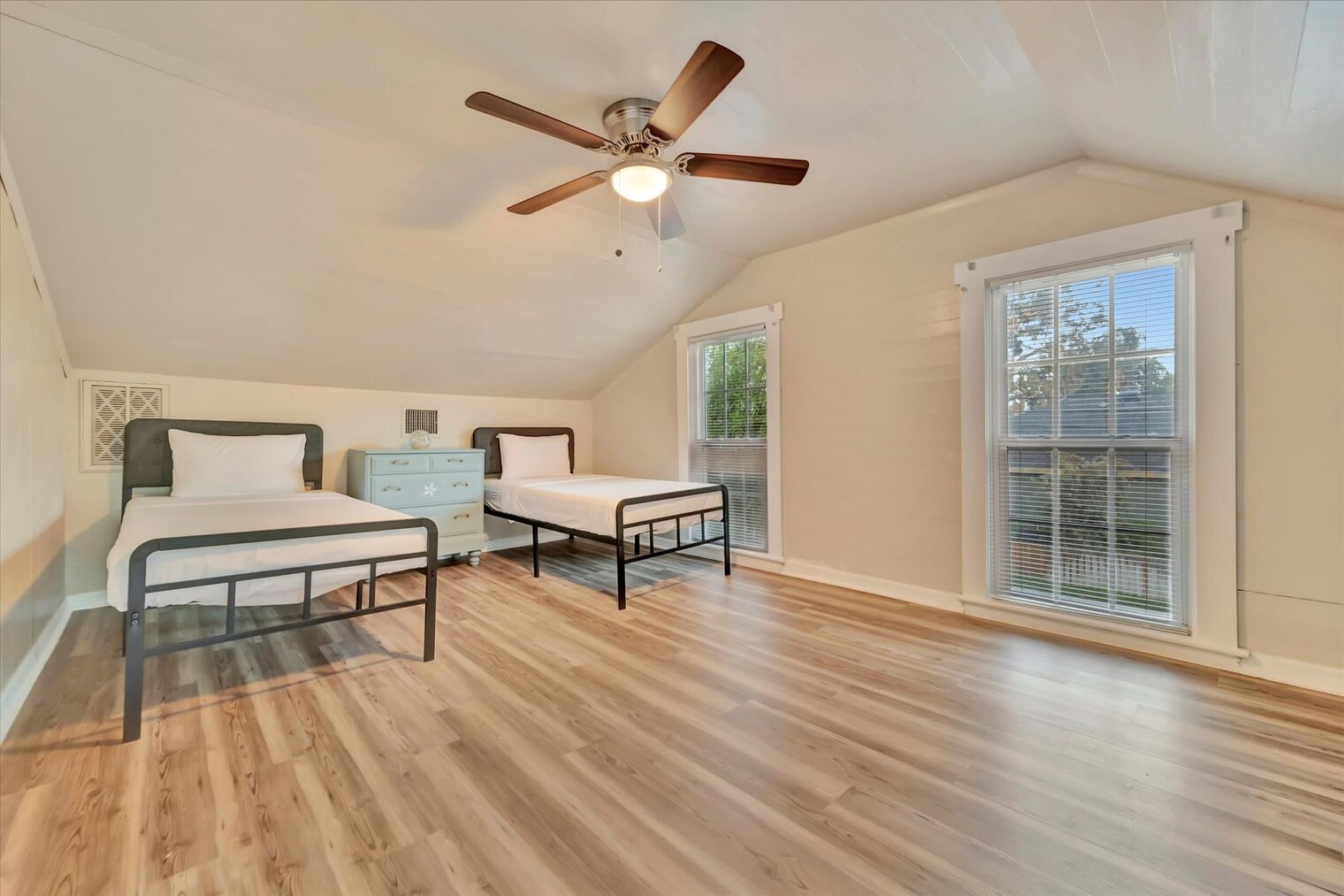 Building Photo - 207 6th St N