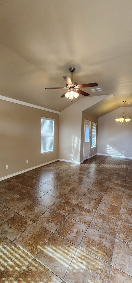 Building Photo - Beautiful 3 Bed, 2 Bath Duplex in Clear Creek Area - Viewable Now