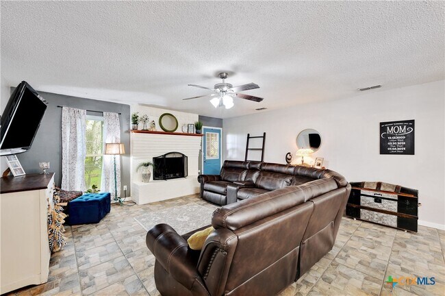Building Photo - 104 Lago Vista