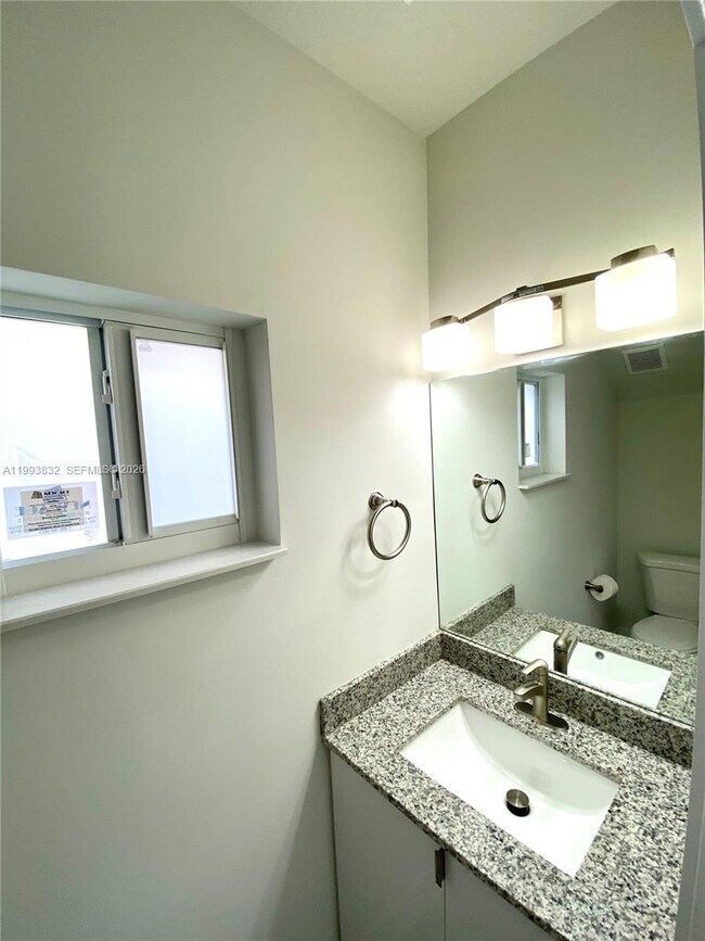 Building Photo - 5860 Lincoln St