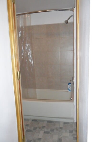 Apt 1 - bathroom - 523 E State St