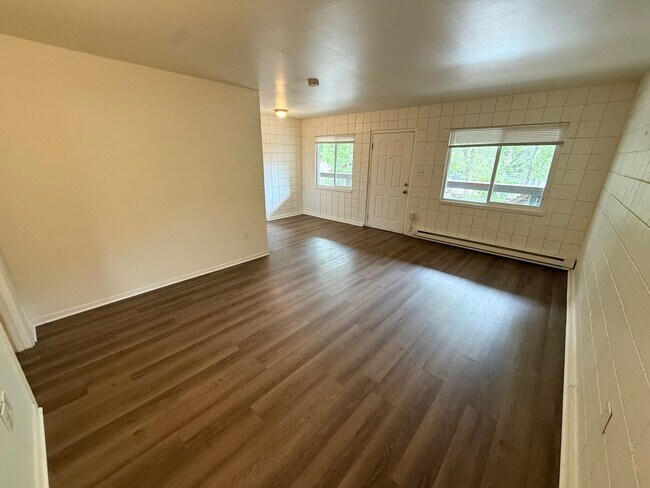 Building Photo - 509 S Bryan Ave