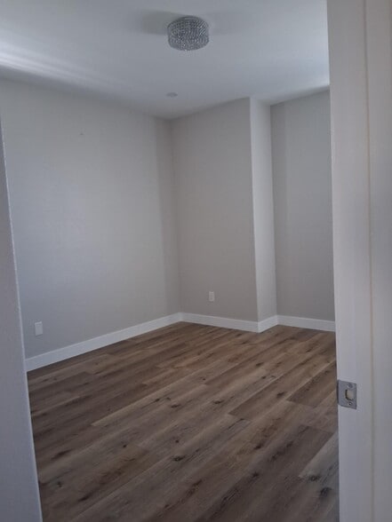 Building Photo - 9204 S Nobel Way