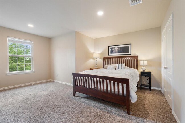 Building Photo - 245 Peggy Dr