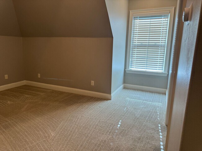 Building Photo - Gated community with community POOL!!!!