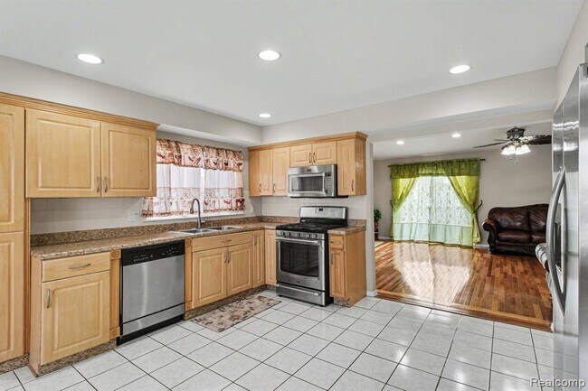 Building Photo - 39024 Faith Dr