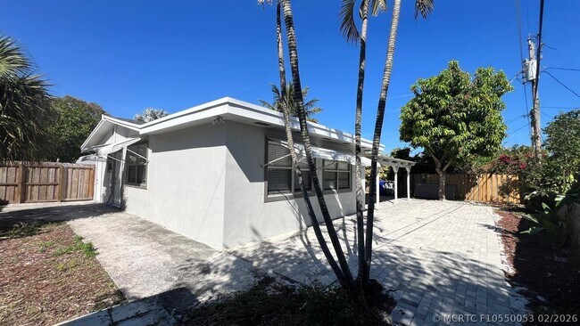 Building Photo - 1120 NE 23rd Pl