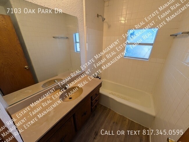 Building Photo - 7103 Oak Park Dr