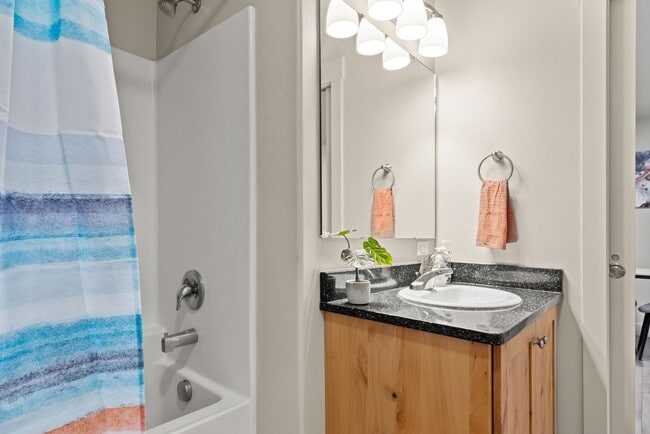 Building Photo - Move-In Ready 3BR Furnished Apartment Near ISU