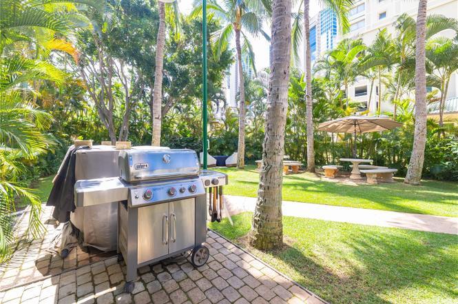 BBQ and fire pit for residents - 421 Olohana St