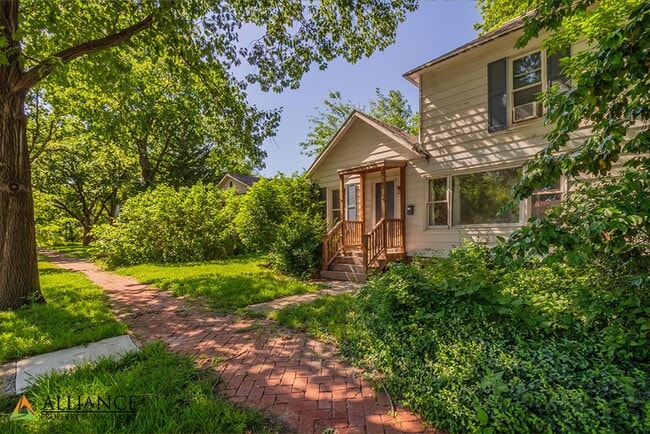 Building Photo - Detached Two Stall Garage!