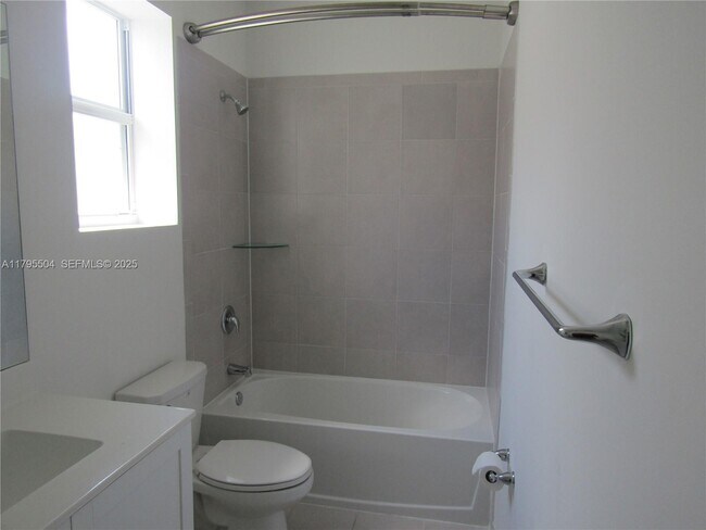 Building Photo - 1414 SE 26th Ter