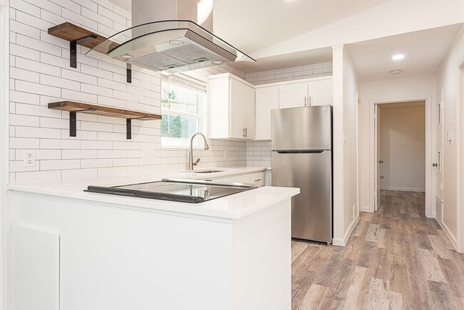 Building Photo - Charming 2/BR 1BA Home with Private Fenced...