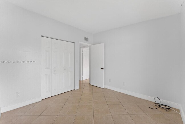 Building Photo - 819 NE 199th St